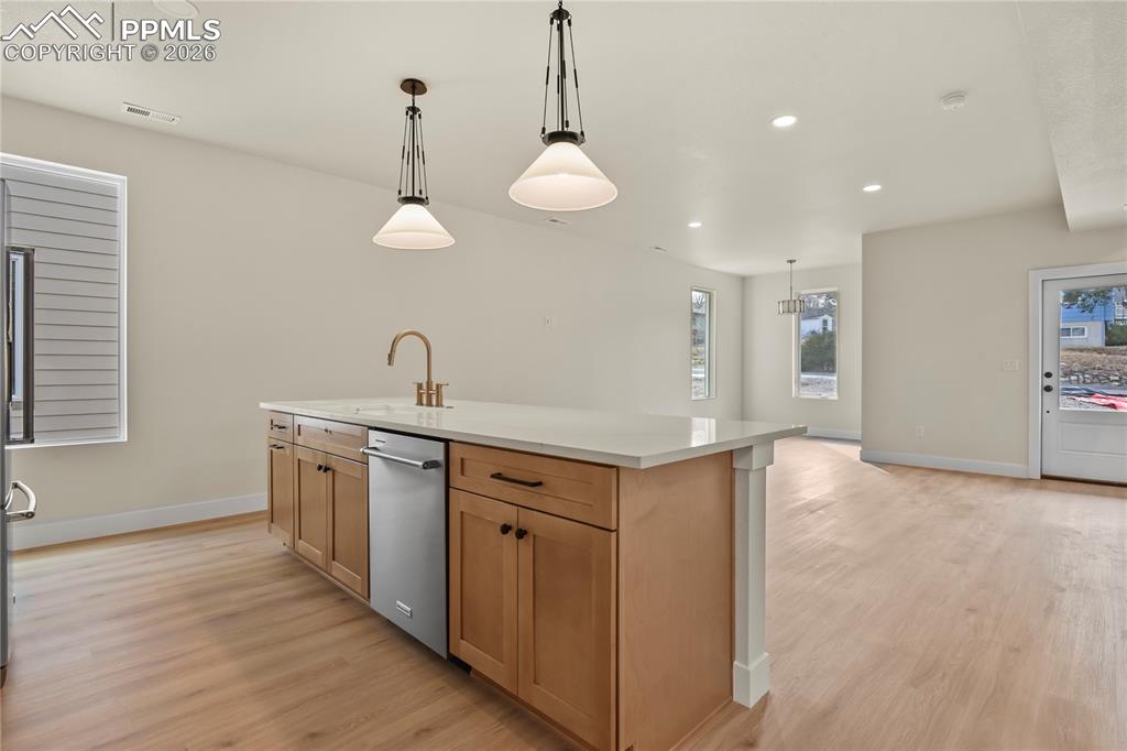 Image 4 of 32: Kitchen