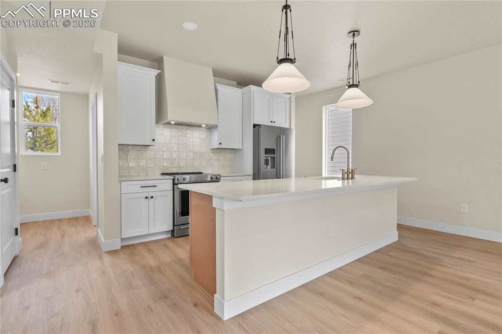 Image 8 of 32: Kitchen