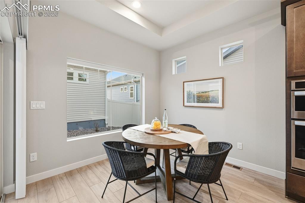 Image 19 of 49: Dining Area