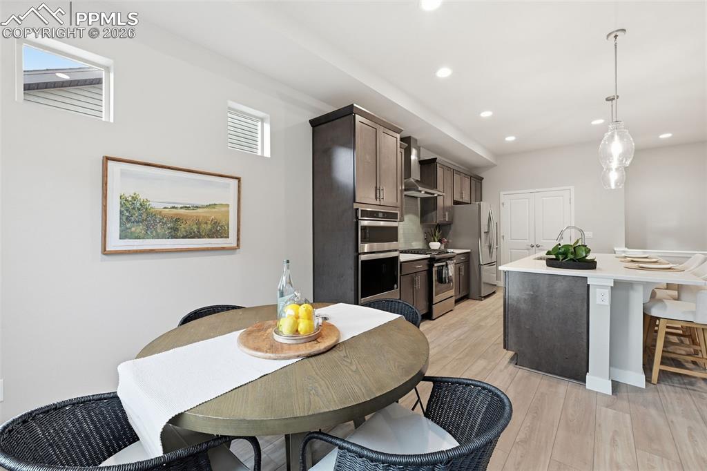 Image 20 of 49: Dining Area