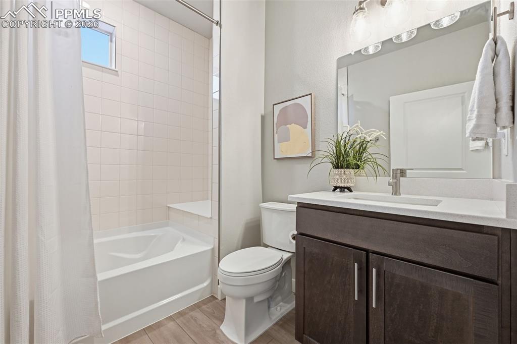 Image 29 of 49: Bathroom