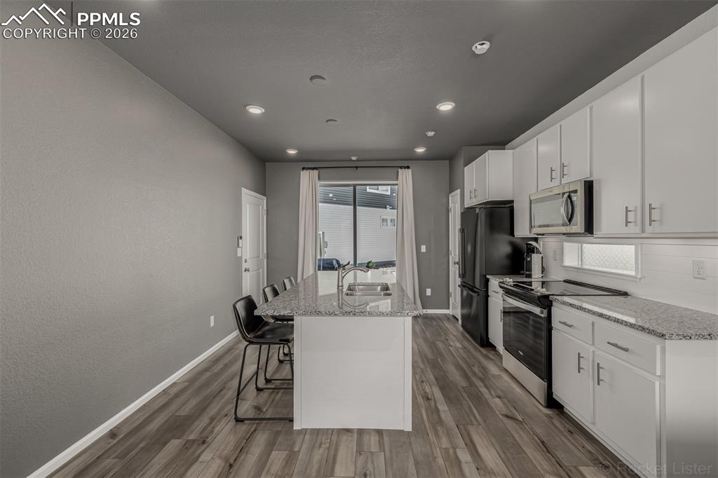 Image 11 of 45: Kitchen