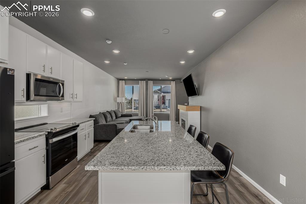 Image 15 of 45: Kitchen