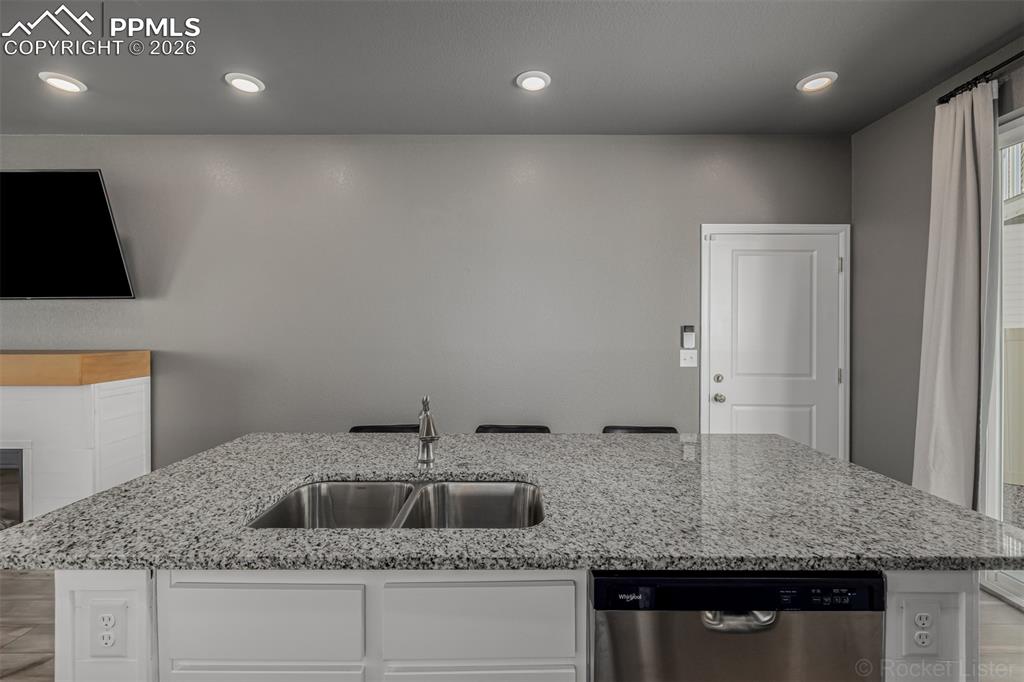 Image 17 of 45: Kitchen