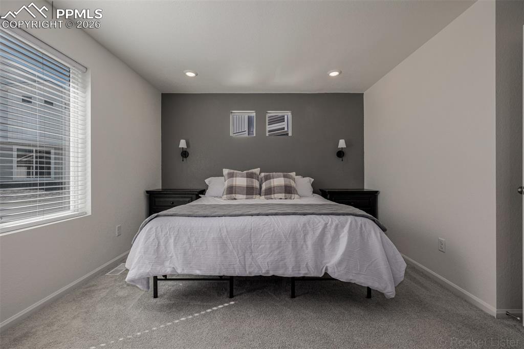 Image 22 of 45: Bedroom