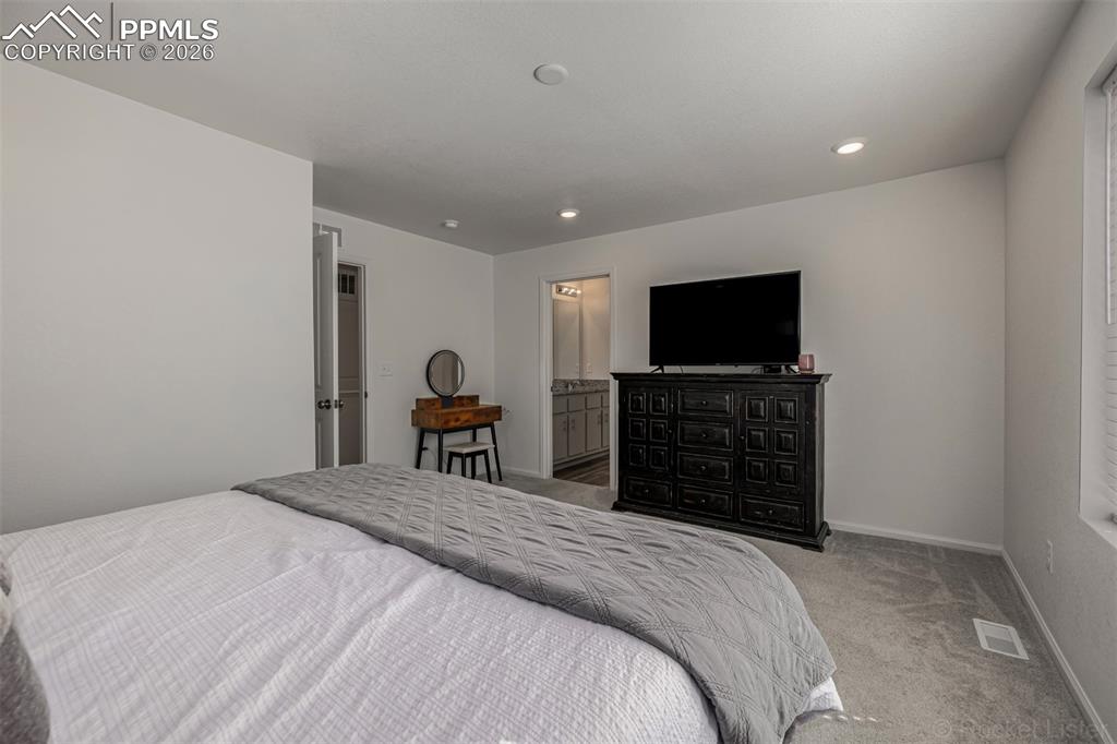 Image 23 of 45: Bedroom