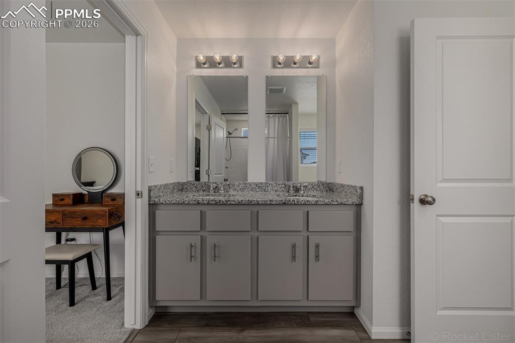 Image 24 of 45: Bathroom