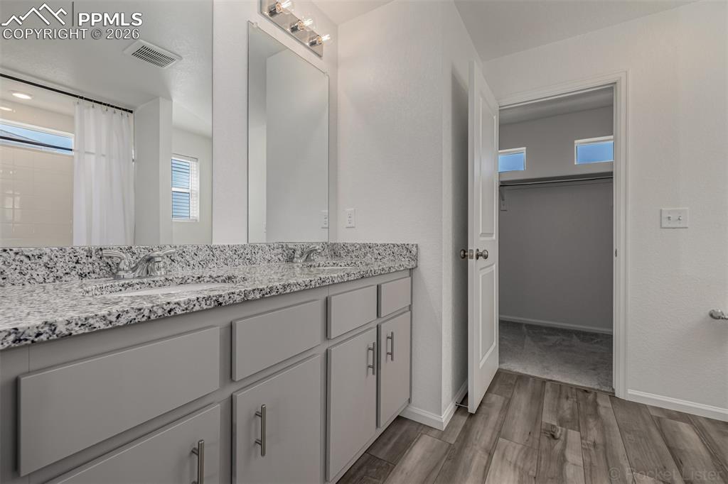 Image 25 of 45: Bathroom