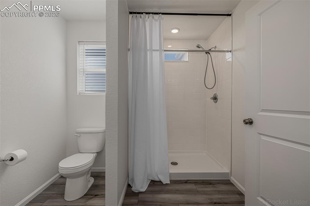 Image 26 of 45: Bathroom