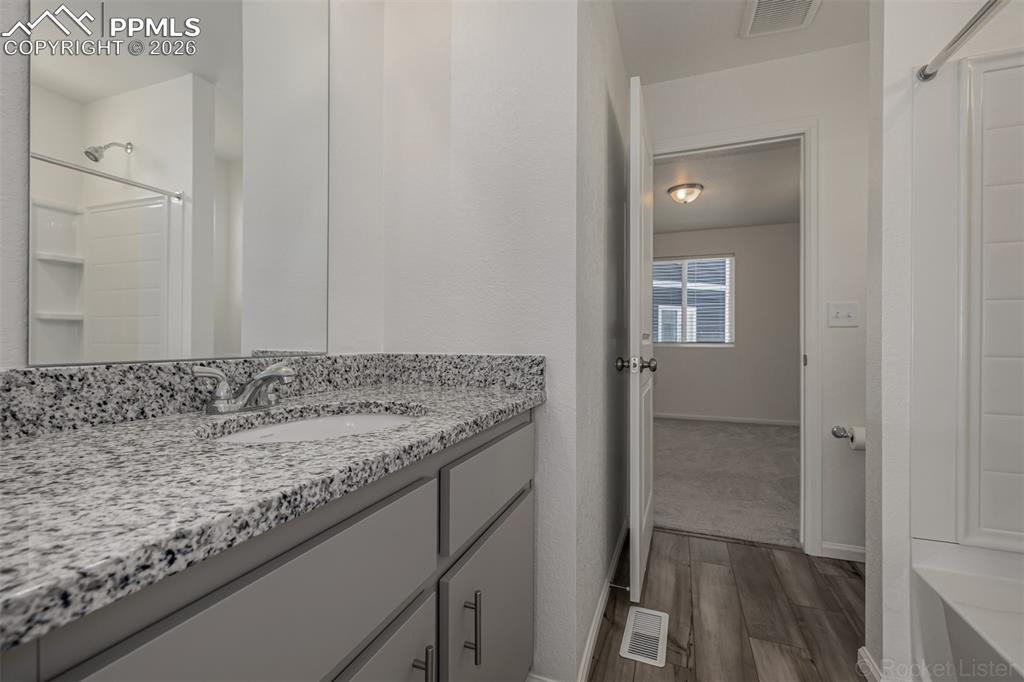 Image 31 of 45: Bathroom