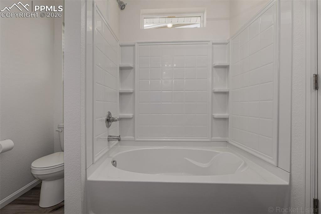 Image 32 of 45: Bathroom