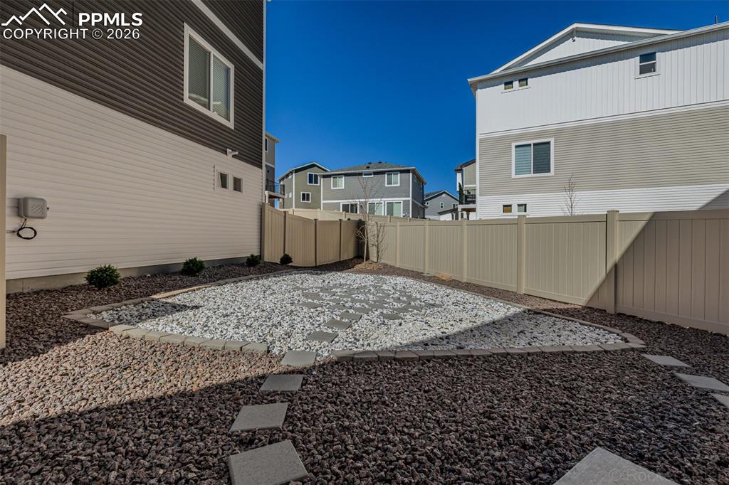 Image 39 of 45: Yard