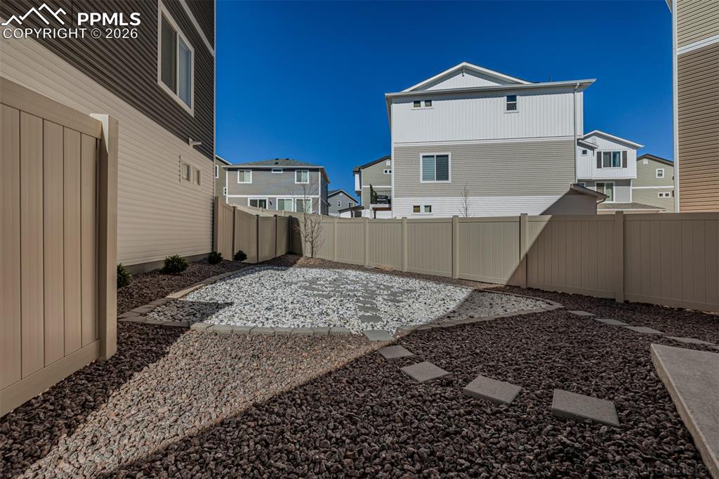 Image 40 of 45: Yard