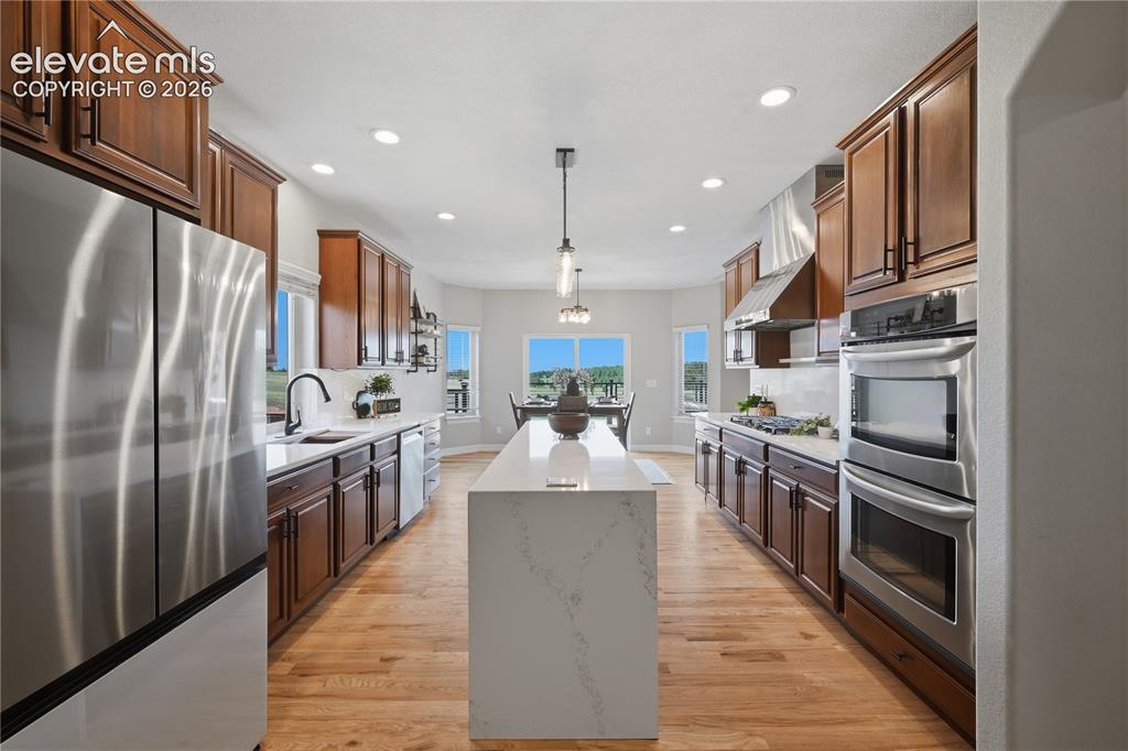 Image 14 of 49: Kitchen