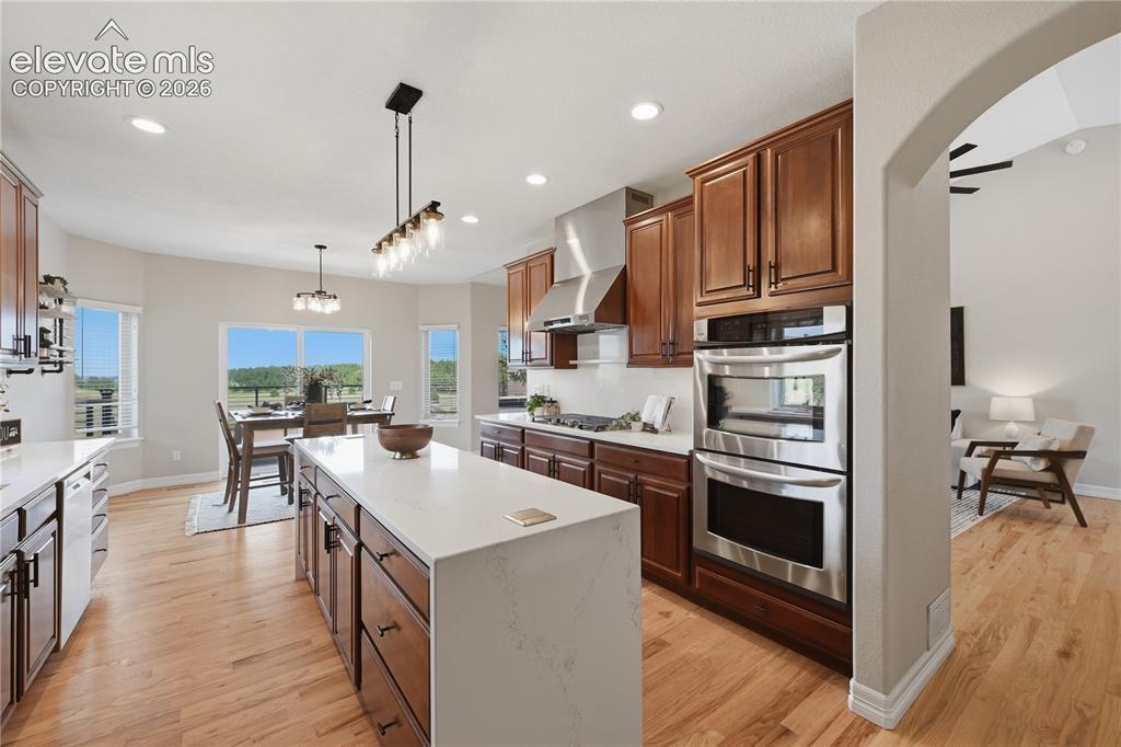Image 15 of 49: Kitchen