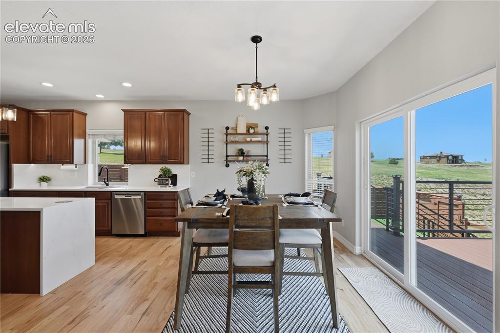 Image 18 of 49: Dining Area