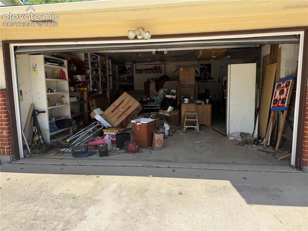 Image 18 of 22: Garage