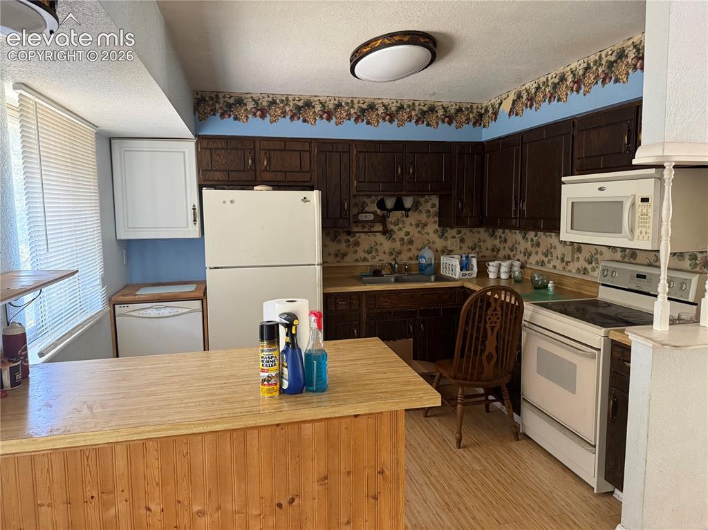 Image 3 of 22: Kitchen