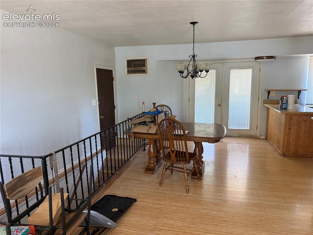 Image 4 of 22: Dining Area