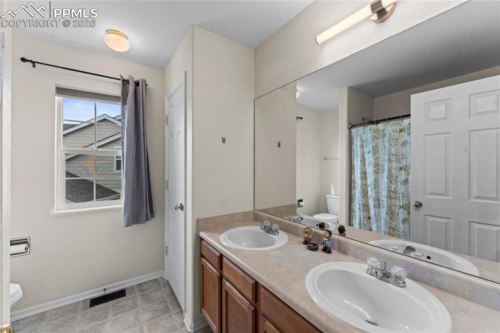 Image 30 of 44: Bathroom