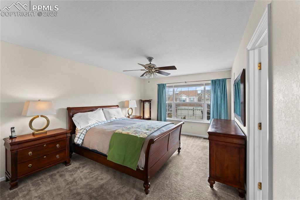 Image 32 of 44: Bedroom