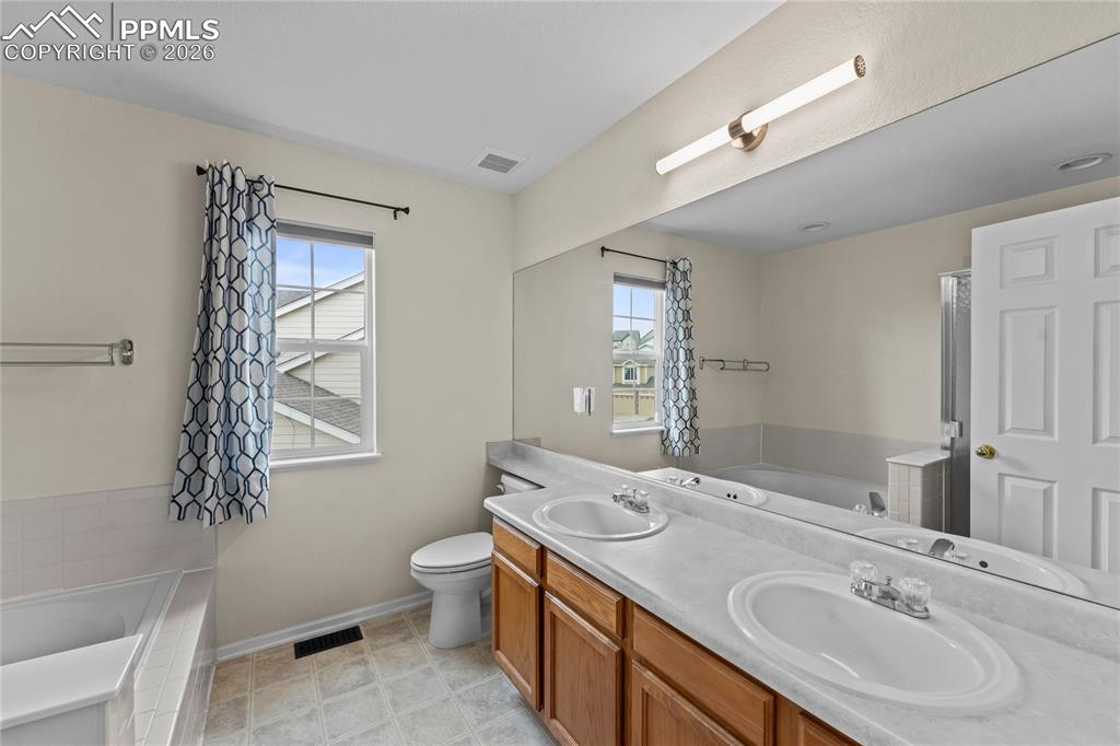 Image 34 of 44: Bathroom