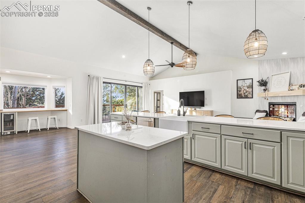 Image 10 of 46: Kitchen