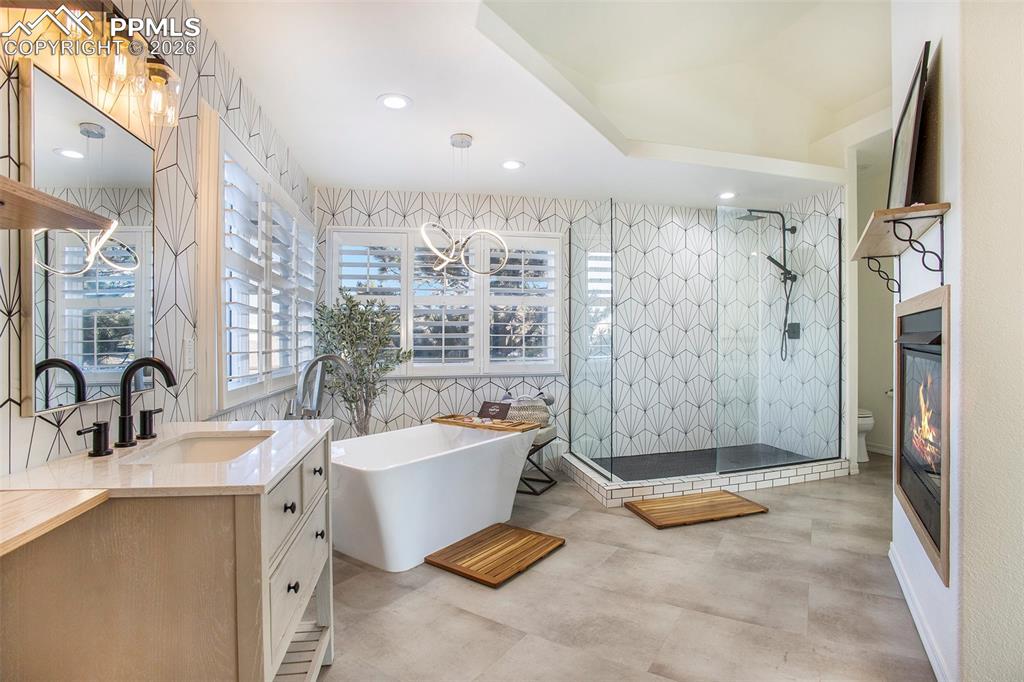 Image 14 of 46: Bathroom