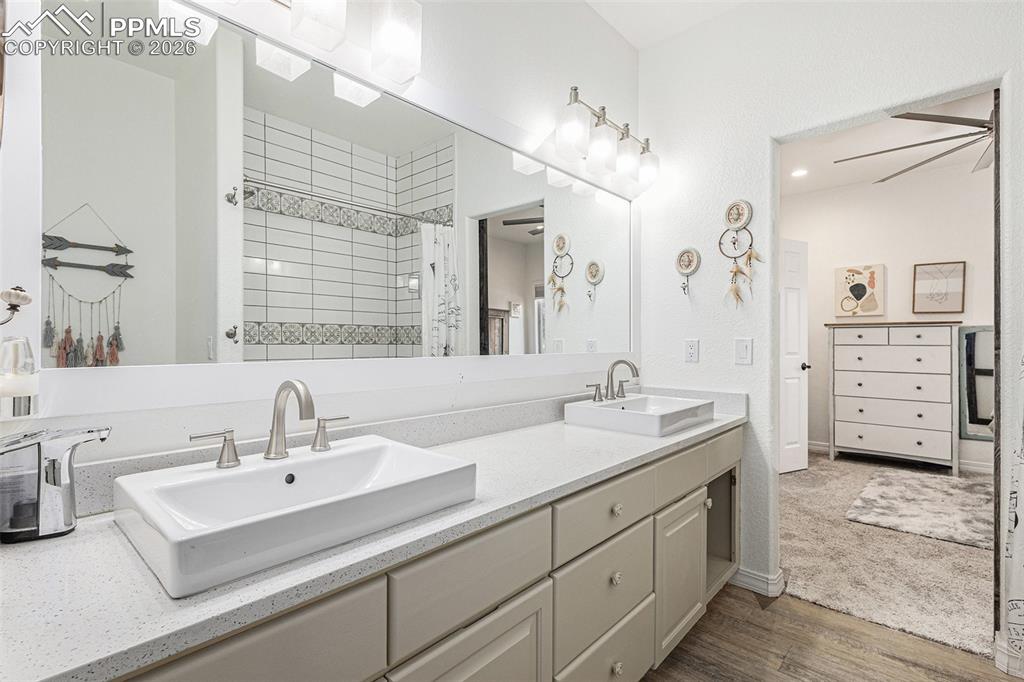 Image 19 of 46: Bathroom