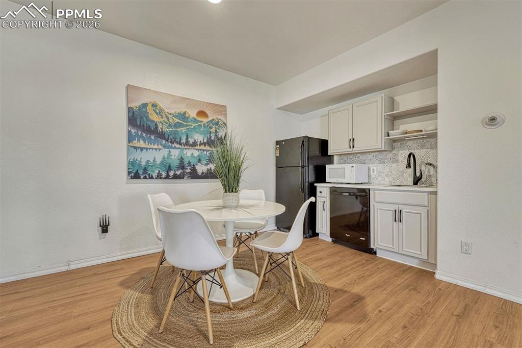 Image 26 of 46: Dining Area