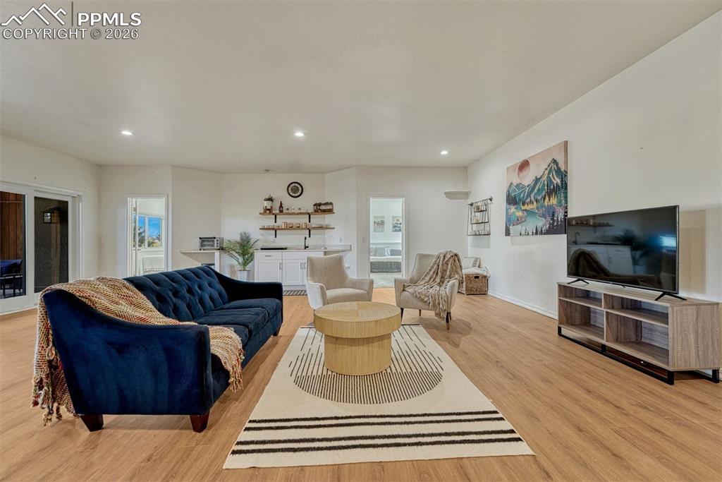 Image 27 of 46: Living Room