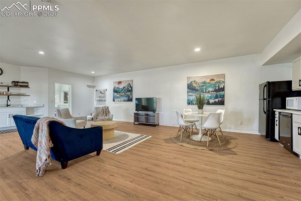 Image 28 of 46: Living Room