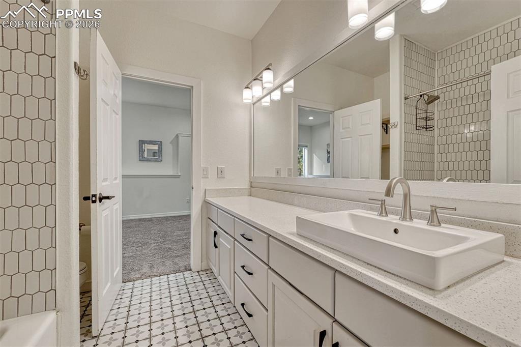 Image 32 of 46: Bathroom