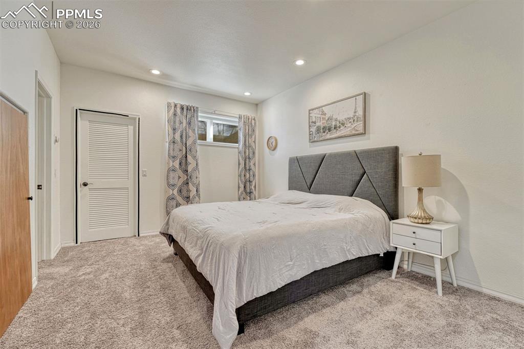 Image 35 of 46: Bedroom