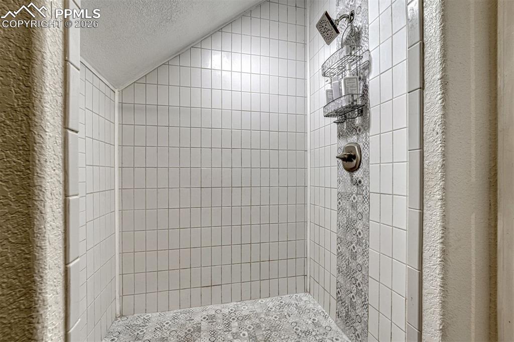 Image 37 of 46: Bathroom