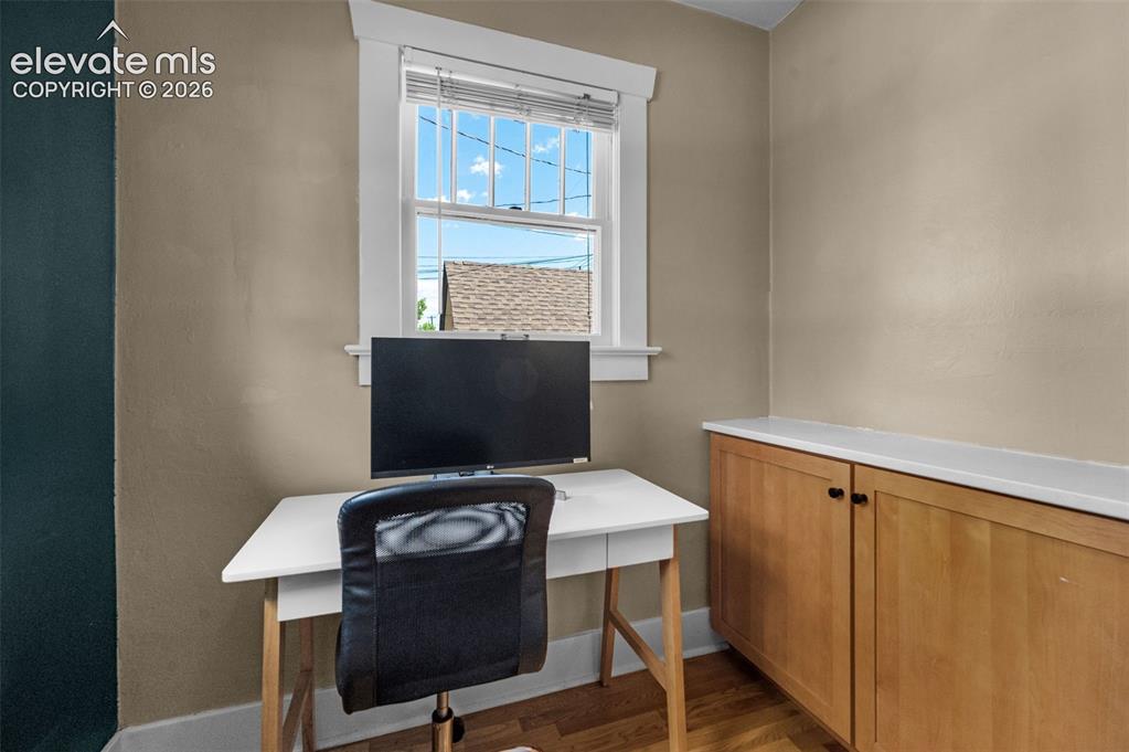 Image 18 of 48: Office