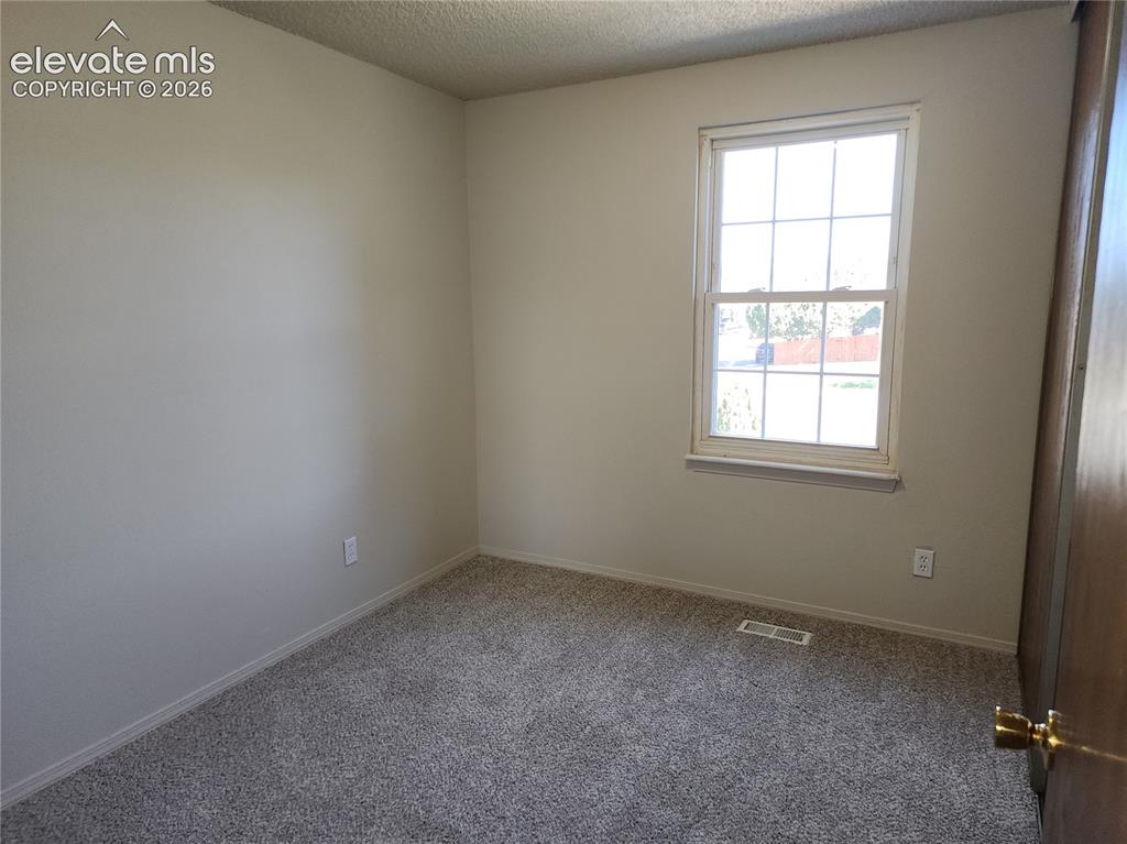 Image 15 of 17: Bedroom