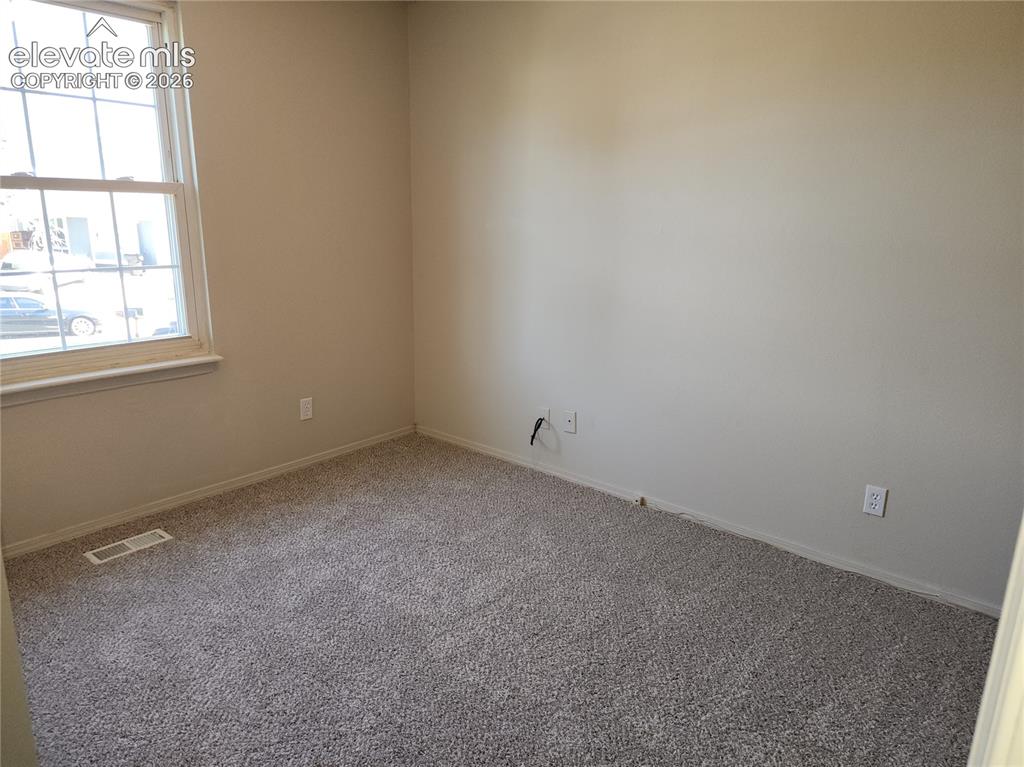 Image 16 of 17: Bedroom