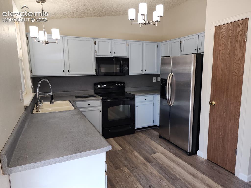 Image 7 of 17: Kitchen
