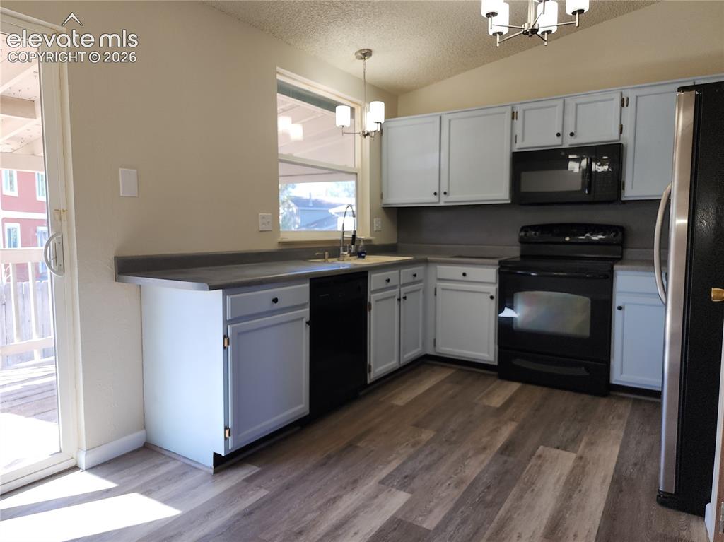 Image 8 of 17: Kitchen
