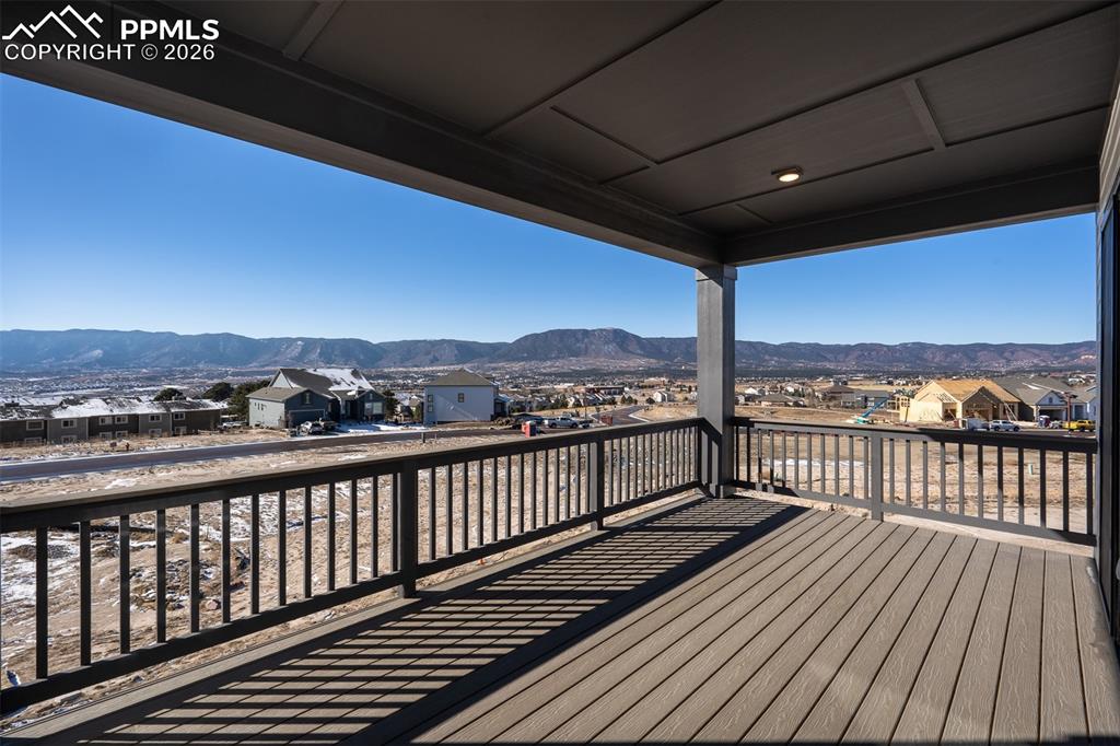 Image 18 of 36: Deck