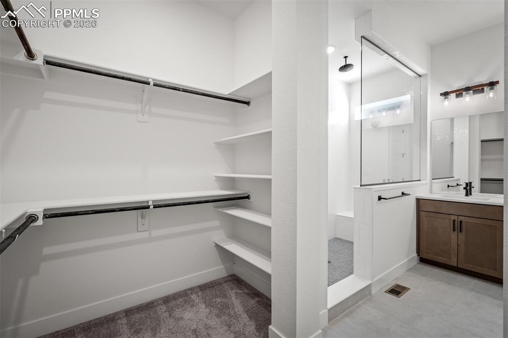 Image 25 of 36: Closet