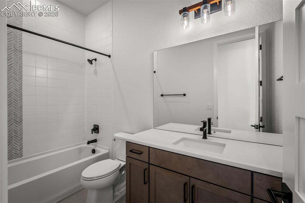 Image 27 of 36: Bathroom