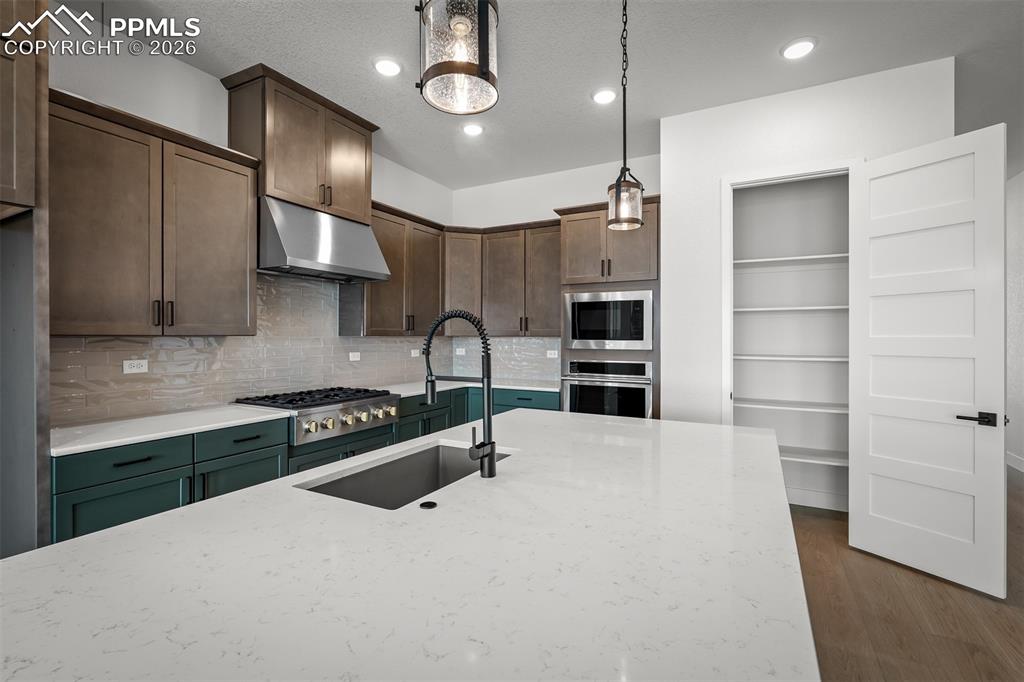 Image 9 of 36: Kitchen