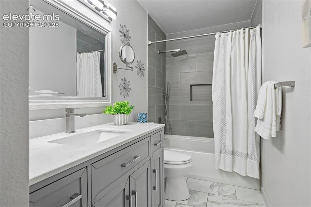 Image 23 of 36: Bathroom