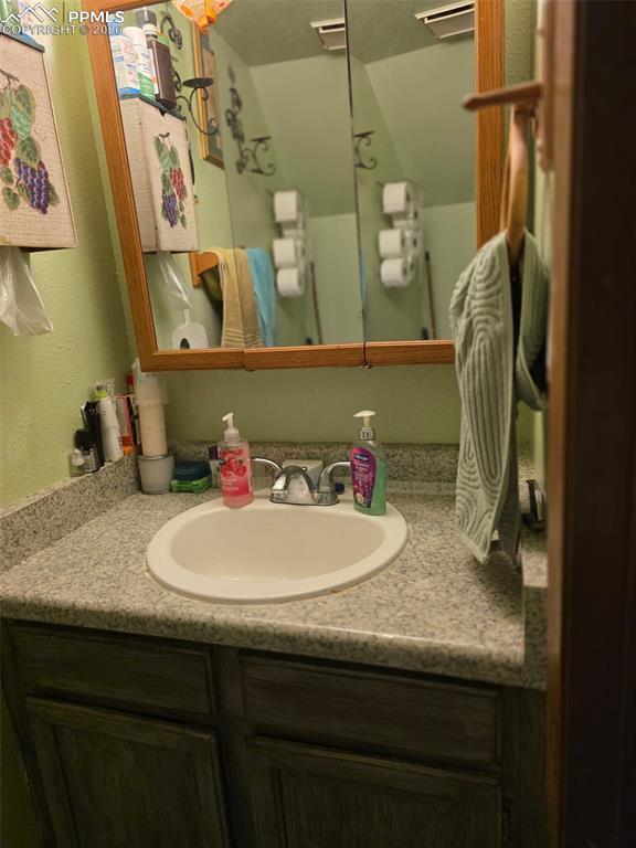 Image 10 of 13: Upstairs bathroom