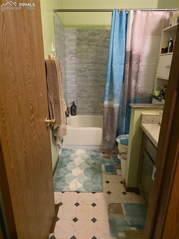 Image 8 of 13: Bathroom