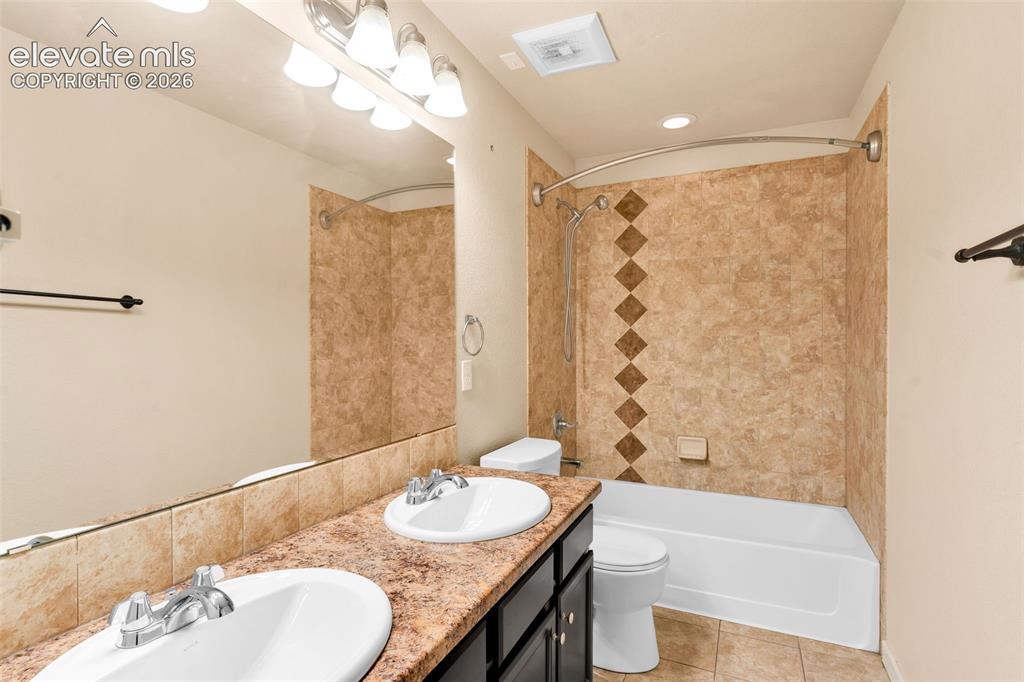 Image 21 of 33: Bathroom