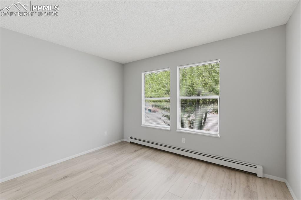 Image 14 of 32: Bedroom