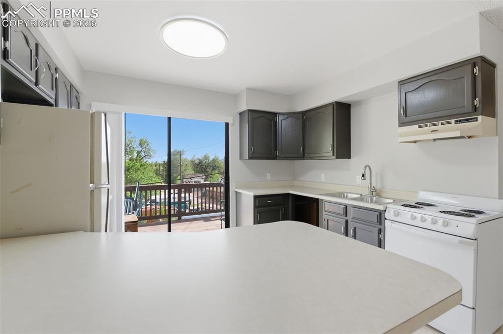 Image 7 of 32: Kitchen